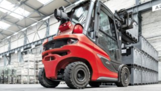 Un carrello elevatore termico H35 di Linde Material Handling impila casse