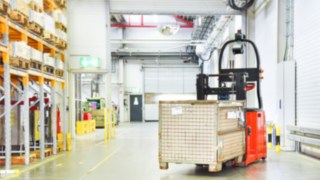 L-MATIC di Linde Material Handling movimenta carichi con un peso massimo di 1.200 chilogrammi. L-MATIC di Linde Material Handling in azione nel magazzino